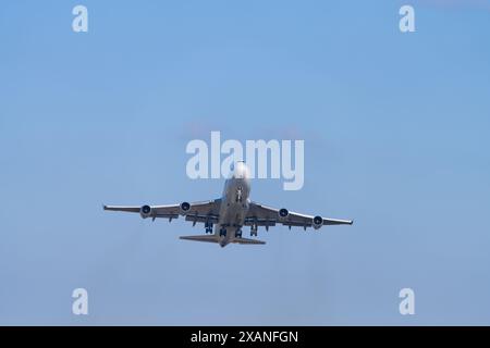 Flugzeug startet mit den Rädern noch unten, blauer Himmel Hintergrund, Melbourne Airport Terminal, Tullamarine, Melbourne, Australien. Stockfoto