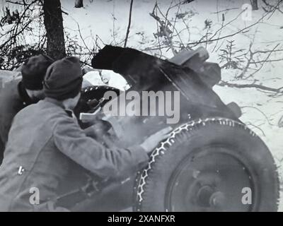 World war Two s&W Screenshot Foto . Eine deutsche leichte Infanteriewaffe greift russische Truppen im Winter 1943 an Stockfoto