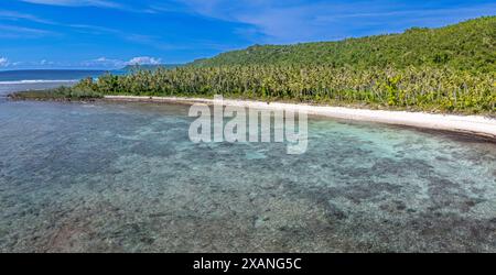 Ein Luftpanorama des klaren warmen Wassers am Hilaan Beach, Guam, Mikronesien, Marianen Inseln und Pazifik. Für dieses High wurden zwei Bilder kombiniert Stockfoto