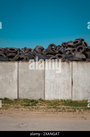 Entsorgte Reifen warten auf umweltfreundliches Recycling Stockfoto