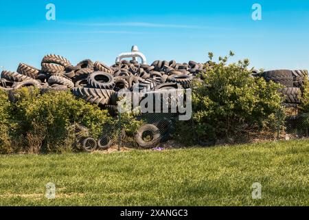 Entsorgte Reifen warten auf umweltfreundliches Recycling Stockfoto