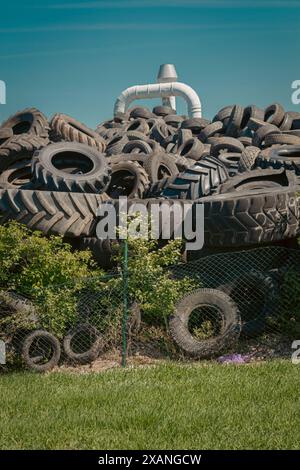 Entsorgte Reifen warten auf umweltfreundliches Recycling Stockfoto