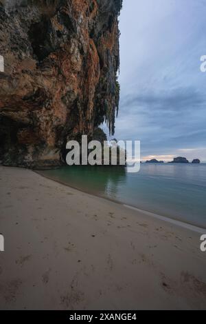 Wunderschöner Sonnenuntergang vom railay Beach, Prinzessinnen Höhle in krabi in thailand Stockfoto