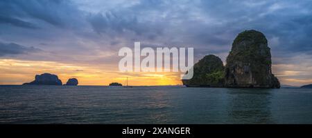 Wunderschöner Sonnenuntergang am Prinzessinnen-Höhlenstrand am railay-Strand in thailand Stockfoto