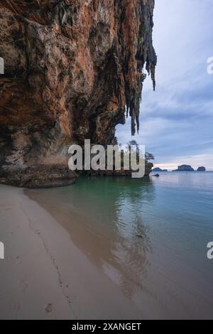 Wunderschöner Sonnenuntergang vom railay Beach, Prinzessinnen Höhle in krabi in thailand Stockfoto