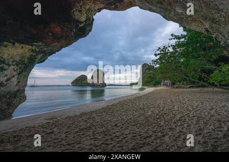 Wunderschöner Sonnenuntergang vom railay Beach, Prinzessinnen Höhle in krabi in thailand Stockfoto