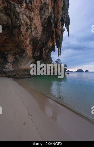 Wunderschöner Sonnenuntergang vom railay Beach, Prinzessinnen Höhle in krabi in thailand Stockfoto