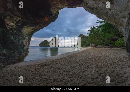 Wunderschöner Sonnenuntergang vom railay Beach, Prinzessinnen Höhle in krabi in thailand Stockfoto