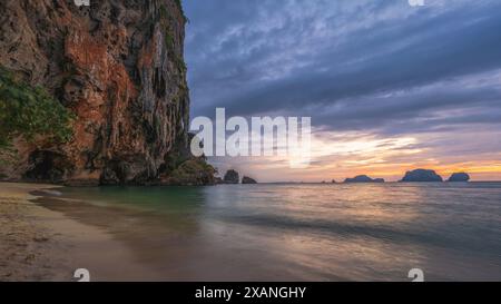 Wunderschöner Sonnenuntergang am Prinzessinnen-Höhlenstrand am railay-Strand in thailand Stockfoto