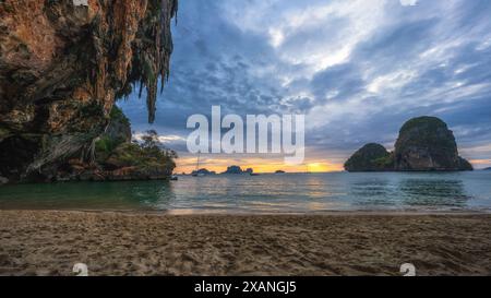 Wunderschöner Sonnenuntergang vom railay Beach, Prinzessinnen Höhle in krabi in thailand Stockfoto