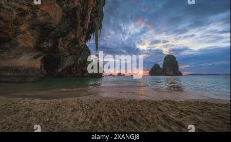 Wunderschöner Sonnenuntergang vom railay Beach, Prinzessinnen Höhle in krabi in thailand Stockfoto