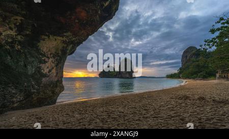 Wunderschöner Sonnenuntergang am Prinzessinnen-Höhlenstrand am railay-Strand in thailand Stockfoto