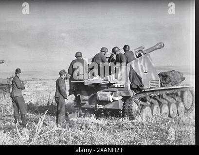 2. Weltkrieg s&W Screenshot Foto Eine Wespe (Wasp) selbstfahrende 105mm Haubitze während der Schlacht von Kursk. Die Besatzung stammt aus der 3. SS Totenkopf Panzer Division. Stockfoto