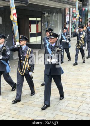 Vorderansicht der Wachmänner, die zum 80. Jahrestag des D-Day auf der High Street in Lincoln marschieren. Lincolnshire, Stockfoto