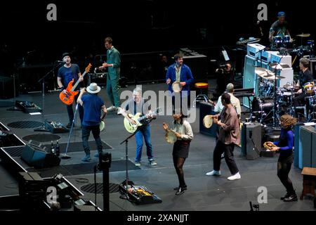 22. Mai 2024, Inglewood, Kalifornien, USA: Pearl Jam tritt live mit Deep Sea Diver auf der Bühne im Kia Forum während der Dark Matter World Tour von bandâ auf. (Kreditbild: © K.C. Alfred/ZUMA Press Wire) NUR REDAKTIONELLE VERWENDUNG! Nicht für kommerzielle ZWECKE! Stockfoto