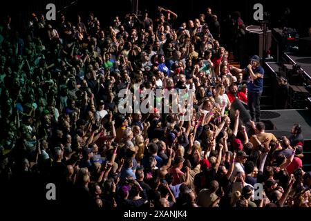 22. Mai 2024, Inglewood, Kalifornien, USA: Leadsänger, Gitarrist und Songwriter Eddie Vedder von Pearl Jam tritt live auf der Bühne vor Fans im Kia Forum während der Dark Matter World Tour von bandâ auf. (Kreditbild: © K.C. Alfred/ZUMA Press Wire) NUR REDAKTIONELLE VERWENDUNG! Nicht für kommerzielle ZWECKE! Stockfoto