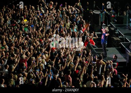 22. Mai 2024, Inglewood, Kalifornien, USA: Leadsänger, Gitarrist und Songwriter Eddie Vedder von Pearl Jam tritt live auf der Bühne vor Fans im Kia Forum während der Dark Matter World Tour von bandâ auf. (Kreditbild: © K.C. Alfred/ZUMA Press Wire) NUR REDAKTIONELLE VERWENDUNG! Nicht für kommerzielle ZWECKE! Stockfoto