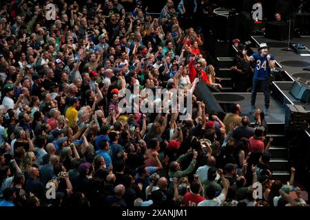 22. Mai 2024, Inglewood, Kalifornien, USA: Leadsänger, Gitarrist und Songwriter Eddie Vedder von Pearl Jam tritt live auf der Bühne vor Fans im Kia Forum während der Dark Matter World Tour von bandâ auf. (Kreditbild: © K.C. Alfred/ZUMA Press Wire) NUR REDAKTIONELLE VERWENDUNG! Nicht für kommerzielle ZWECKE! Stockfoto