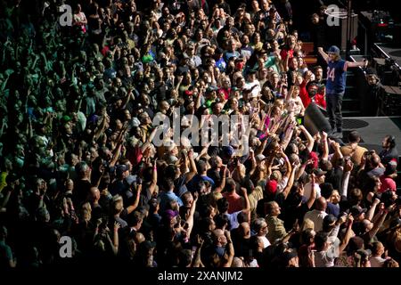 22. Mai 2024, Inglewood, Kalifornien, USA: Leadsänger, Gitarrist und Songwriter Eddie Vedder von Pearl Jam tritt live auf der Bühne vor Fans im Kia Forum während der Dark Matter World Tour von bandâ auf. (Kreditbild: © K.C. Alfred/ZUMA Press Wire) NUR REDAKTIONELLE VERWENDUNG! Nicht für kommerzielle ZWECKE! Stockfoto