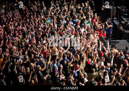 22. Mai 2024, Inglewood, Kalifornien, USA: Leadsänger, Gitarrist und Songwriter Eddie Vedder von Pearl Jam tritt live auf der Bühne vor Fans im Kia Forum während der Dark Matter World Tour von bandâ auf. (Kreditbild: © K.C. Alfred/ZUMA Press Wire) NUR REDAKTIONELLE VERWENDUNG! Nicht für kommerzielle ZWECKE! Stockfoto