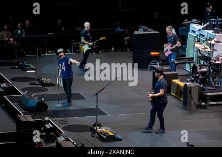 22. Mai 2024, Inglewood, Kalifornien, USA: Pearl Jam tritt live auf der Bühne im Kia Forum während der Dark Matter World Tour von bandâ auf. (Kreditbild: © K.C. Alfred/ZUMA Press Wire) NUR REDAKTIONELLE VERWENDUNG! Nicht für kommerzielle ZWECKE! Stockfoto