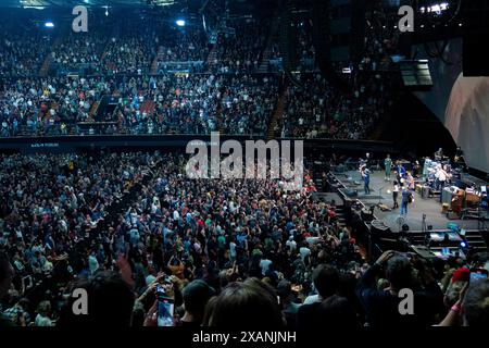 22. Mai 2024, Inglewood, Kalifornien, USA: Pearl Jam tritt live mit Deep Sea Diver auf der Bühne im Kia Forum während der bandâ Dark Matter World Tour (Foto: © K.C. Alfred/ZUMA Press Wire) NUR ZUR REDAKTIONELLEN VERWENDUNG AUF! Nicht für kommerzielle ZWECKE! Stockfoto