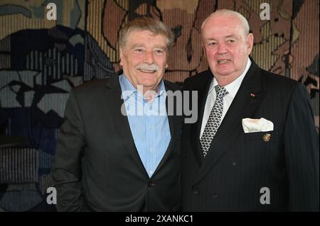 Köln, Deutschland. Juni 2024. Der ehemalige Oberbürgermeister der Stadt Köln Fritz Schramma (l) und Ralf Bernd Assenmacher, ehemaliger Geschäftsführer der Kölnarena, stehen Sie nebeneinander beim Empfang zum 80. Geburtstag von Ralf Bernd Assenmacher und Eintrag in das Gastbuch der Stadt Köln für sein außerordentliches Engagement für die Kölner und Kölner Bräuche. Quelle: Horst Galuschka/dpa/Alamy Live News Stockfoto