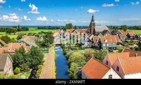 Luftaufnahme der Insel Marken, traditionelles Fischerdorf von oben, typisch niederländische Landschaft, Nordholland, Niederlande Stockfoto