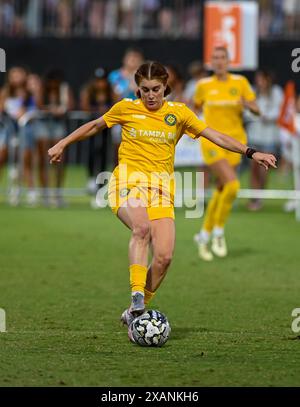 Cary, North Carolina, USA. Juni 2024. Tampa Bay Sun Mittelfeldspieler ASHLEY NICK legt einen Pass fest. North Carolina Courage war Gastgeber des Tampa Bay Sun FC im WakeMed Soccer Park in Cary, North Carolina. (Kreditbild: © Patrick Magoon/ZUMA Press Wire) NUR REDAKTIONELLE VERWENDUNG! Nicht für kommerzielle ZWECKE! Stockfoto