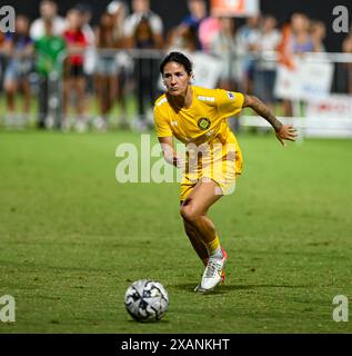 Cary, North Carolina, USA. Juni 2024. Tampa Bay Sun FC-Verteidiger sprintet nach dem Ball. North Carolina Courage war Gastgeber des Tampa Bay Sun FC im WakeMed Soccer Park in Cary, North Carolina. (Kreditbild: © Patrick Magoon/ZUMA Press Wire) NUR REDAKTIONELLE VERWENDUNG! Nicht für kommerzielle ZWECKE! Stockfoto