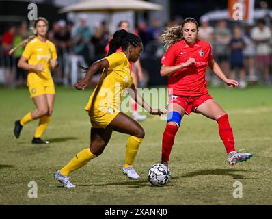 Cary, North Carolina, USA. Juni 2024. SAMANTHA WITTEMAN, der in North Carolina die Tapferkeit verteidigt, enthält Tampa Bay Sun FC Stürmer. North Carolina Courage war Gastgeber des Tampa Bay Sun FC im WakeMed Soccer Park in Cary, North Carolina. (Kreditbild: © Patrick Magoon/ZUMA Press Wire) NUR REDAKTIONELLE VERWENDUNG! Nicht für kommerzielle ZWECKE! Stockfoto