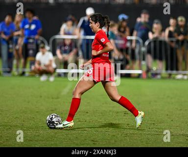 Cary, North Carolina, USA. Juni 2024. North Carolina Courage Verteidiger SINCLAIRE MIRAMONTEZ dribbelt das Feld hinunter. North Carolina Courage war Gastgeber des Tampa Bay Sun FC im WakeMed Soccer Park in Cary, North Carolina. (Kreditbild: © Patrick Magoon/ZUMA Press Wire) NUR REDAKTIONELLE VERWENDUNG! Nicht für kommerzielle ZWECKE! Stockfoto