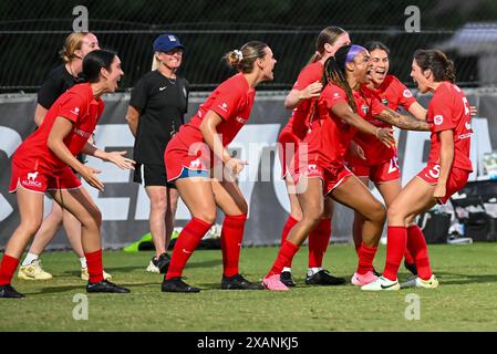 Cary, North Carolina, USA. Juni 2024. North Carolina Courage Verteidiger SINCLAIRE MIRAMONTEZ feiert ein Tor mit Teamkollegen auf der Bank. North Carolina Courage war Gastgeber des Tampa Bay Sun FC im WakeMed Soccer Park in Cary, North Carolina. (Kreditbild: © Patrick Magoon/ZUMA Press Wire) NUR REDAKTIONELLE VERWENDUNG! Nicht für kommerzielle ZWECKE! Stockfoto