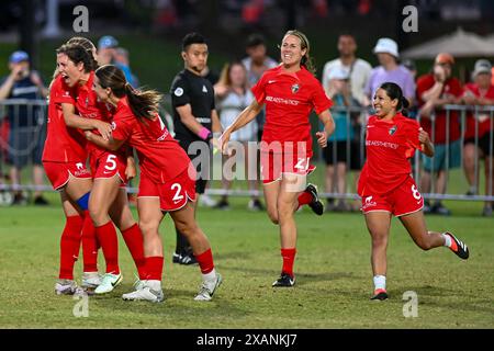 Cary, North Carolina, USA. Juni 2024. Die Teamkollegen von North Carolina Courage feiern das erste Tor des Spiels. North Carolina Courage war Gastgeber des Tampa Bay Sun FC im WakeMed Soccer Park in Cary, North Carolina. (Kreditbild: © Patrick Magoon/ZUMA Press Wire) NUR REDAKTIONELLE VERWENDUNG! Nicht für kommerzielle ZWECKE! Stockfoto