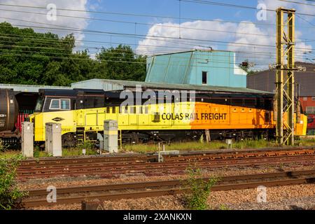 70816 auf dem Weg entlang der Preston Docks Line, wo die 6M32 0313 Lindsey Oil Refinery Colas bis Colas Ribble Rail gebaut wurde. Mittwoch, 05. Juni 2024. Stockfoto