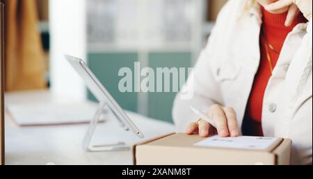 Hände, Unternehmen und Frau mit Box, Schrift und Paket mit Lieferung, Industrie und Unternehmer. Nahaufnahme, Profi und Arbeiter mit Pappe Stockfoto