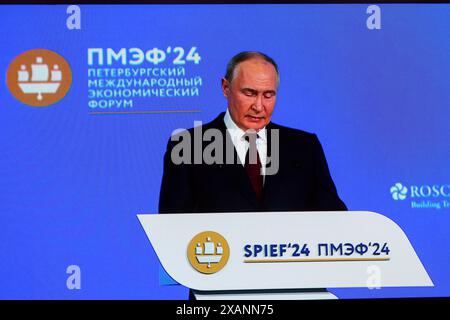 Sankt Petersburg, Russland. Juni 2024. Eine Live-Übertragung von Wladimir Putin, Präsident der Russischen Föderation, auf dem Bildschirm im Pavillon, in dem die SPIEF auf dem Internationalen Wirtschaftsforum von St. Petersburg 2024 (SPIEF 2024) stattfindet. Quelle: SOPA Images Limited/Alamy Live News Stockfoto