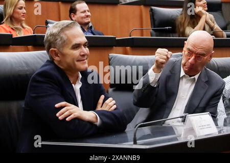 Die Senatoren Miguel Angel Mancera und Dante Delgado reagieren auf die Legislativsitzung der Ständigen Kommission des mexikanischen Senats, während Jorge Alvarez Maynez, Ex-Kandidat für die Präsidentschaft der Partei Bürgerbewegung, während Senatorin Laura Ballesteros im mexikanischen Senat spricht. Am 6. Juni 2024 in Mexiko-Stadt. Mexico City CDMX Mexico Copyright: XLuisxBarronx Stockfoto