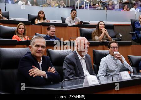 Die Senatoren Miguel Angel Mancera und Dante Delgado reagieren auf die Legislativsitzung der Ständigen Kommission des mexikanischen Senats, während Jorge Alvarez Maynez, Ex-Kandidat für die Präsidentschaft der Partei Bürgerbewegung, während Senatorin Laura Ballesteros im mexikanischen Senat spricht. Am 6. Juni 2024 in Mexiko-Stadt. Mexico City CDMX Mexico Copyright: XLuisxBarronx Stockfoto