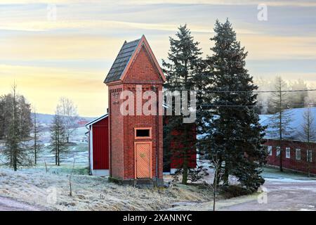 Altes Transformatorgebäude im ländlichen Finnland an einem frostigen, nebeligen Wintermorgen. Stockfoto