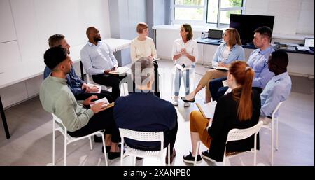 Eine Gruppe Multiethnischer Freunde, Die Zusammen Bibel Lesen Stockfoto