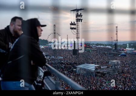 Rock am Ring, Festival Tag 1, Nürburgring, 07.-09.06.2024 Adenau, Deutschland - 7,6.2024: Fans auf der Terrasse hören Queens of the Stone Age bei Rock Stockfoto