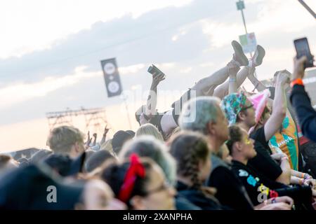 Rock am Ring, Festival Tag 1, Nürburgring, 07.-09.06.2024 Adenau, Deutschland - 7,6.2024: Fan beim Crowdsurfing bei Rock am Ring. Das Festival findet Stockfoto