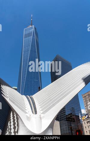 Westfield World Trade Center Einkaufszentrum in Lower Manhattan und Financial District an einem sonnigen Abend, New York, New York, USA. Stockfoto