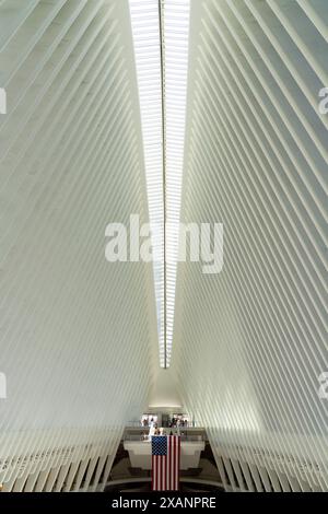 Westfield World Trade Center Einkaufszentrum in Lower Manhattan und Financial District an einem sonnigen Abend, New York, New York, USA. Stockfoto