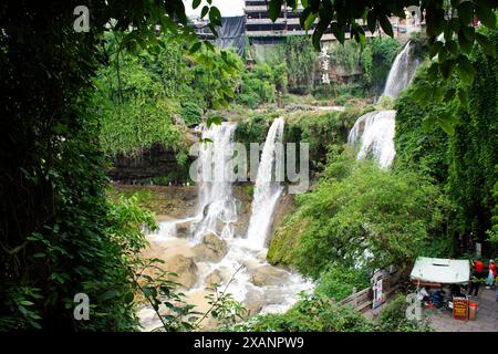 Sehen Sie die Landschaft Bergwald Dschungel und Wasserfälle im antiken Furong Zhen und Tujia alten Stadt für chinesen Reisende besuchen Ruhe Stockfoto