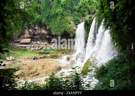 Sehen Sie Landschaft Bergwald Dschungel und Wasserfälle in der antiken Furong Zhen und Tujia alten Stadt für chinesen ausländische Reisende VI Stockfoto