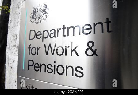 Aktenfoto vom 01/18 der Beschilderung für das Department for Work & Pensions in Westminster, London. Familien mit Kindern haben seit 2010 dank der Änderung von Steuern und Sozialleistungen ihr Einkommen um durchschnittlich 2.200 GBP pro Jahr gesunken, hat eine führende Think Tank festgestellt. In einem am Samstag veröffentlichten Bericht sagte das Institut für finanzpolitische Studien (IFS), dass Familien mit Kindern in den letzten 14 Jahren am härtesten von Leistungskürzungen betroffen waren. Ausgabedatum: Samstag, 8. Juni 2024. Stockfoto