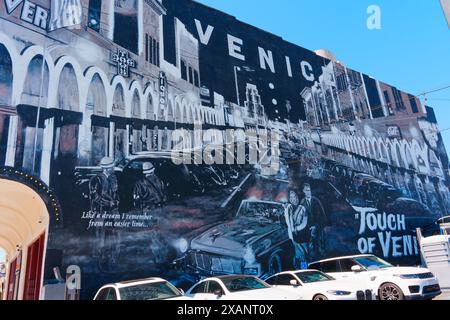 Los Angeles, Kalifornien - 3. April 2024: Lebendige Straßenkunst mit dem Wandgemälde Touch of Venice im Stadtteil Venedig von LA Stockfoto