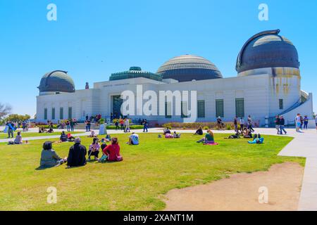 Los Angeles, Kalifornien - 8. April 2024: Menschen saßen auf dem Rasen vor dem Griffith Observatory und warteten auf eine totale Sonnenfinsternis Stockfoto